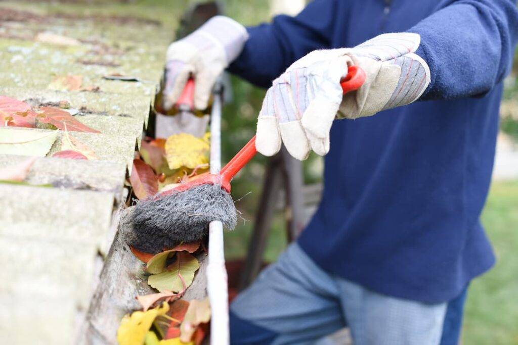 Remove Debris From Gutter